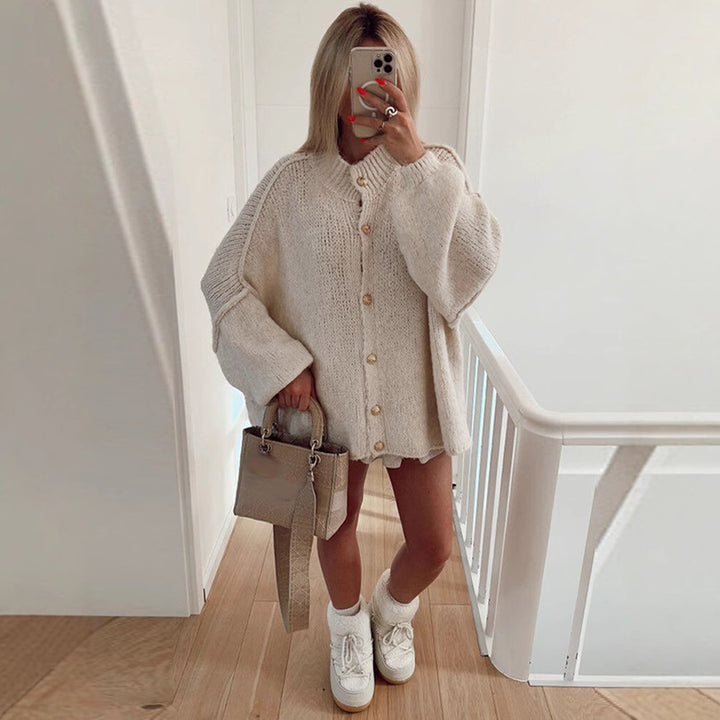 Damer Grovstickad jacka med eleganta knapppdetaljer och avslappnad oversized passform Mirla-Eva Jonsson