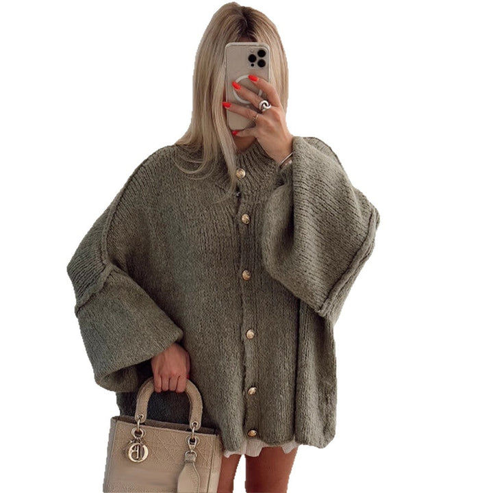 Damer Grovstickad jacka med eleganta knapppdetaljer och avslappnad oversized passform Mirla-Eva Jonsson