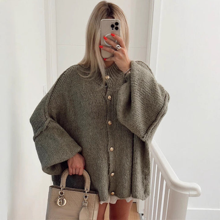 Damer Grovstickad jacka med eleganta knapppdetaljer och avslappnad oversized passform Mirla-Eva Jonsson