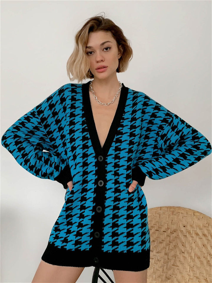 Damer Grovstickad jacka med modern houndstooth-mönster och elegant V-ringning Mirla-Eva Jonsson