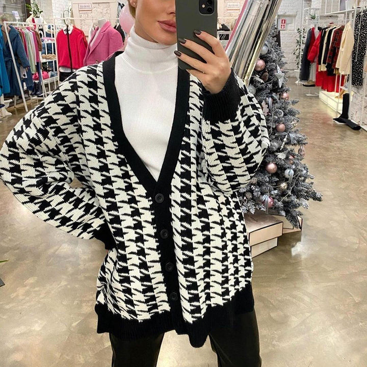 Damer Grovstickad jacka med modern houndstooth-mönster och elegant V-ringning Mirla-Eva Jonsson