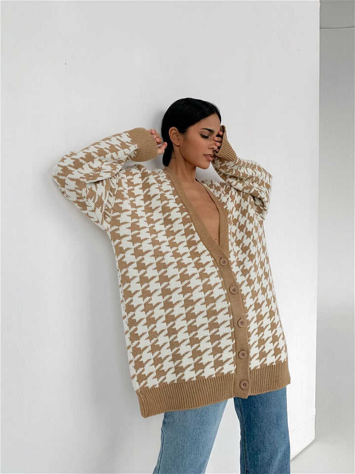 Damer Grovstickad jacka med modern houndstooth-mönster och elegant V-ringning Mirla-Eva Jonsson