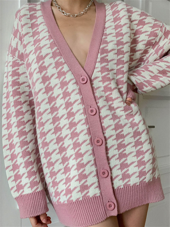 Damer Grovstickad jacka med modern houndstooth-mönster och elegant V-ringning Mirla-Eva Jonsson
