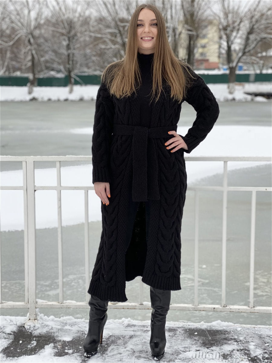 Damer Grovstickat Kappa med markant flätdesign och öppen skärning Mirla-Eva Jonsson