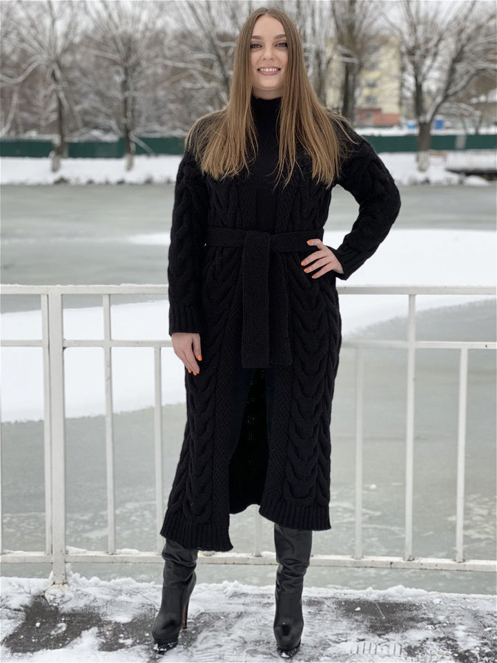 Damer Grovstickat Kappa med markant flätdesign och öppen skärning Mirla-Eva Jonsson