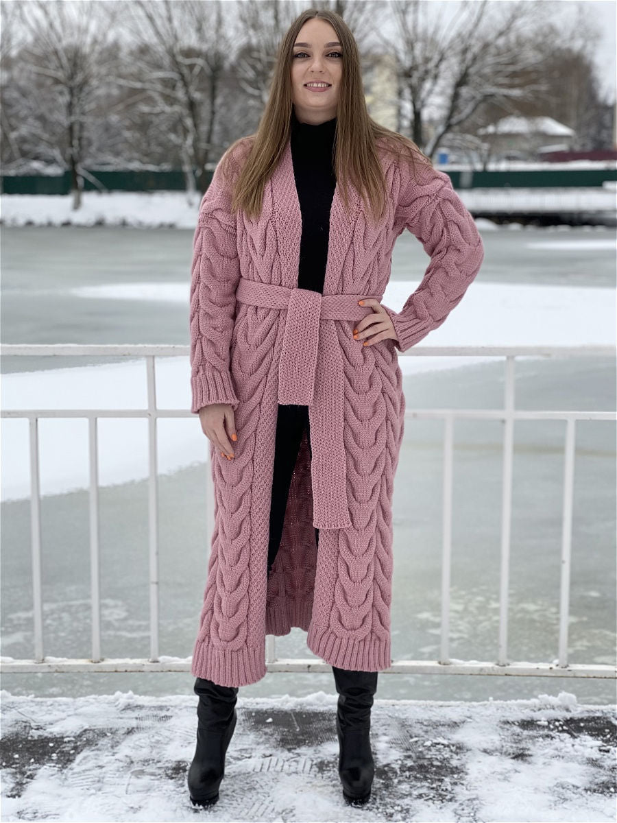 Damer Grovstickat Kappa med markant flätdesign och öppen skärning Mirla-Eva Jonsson