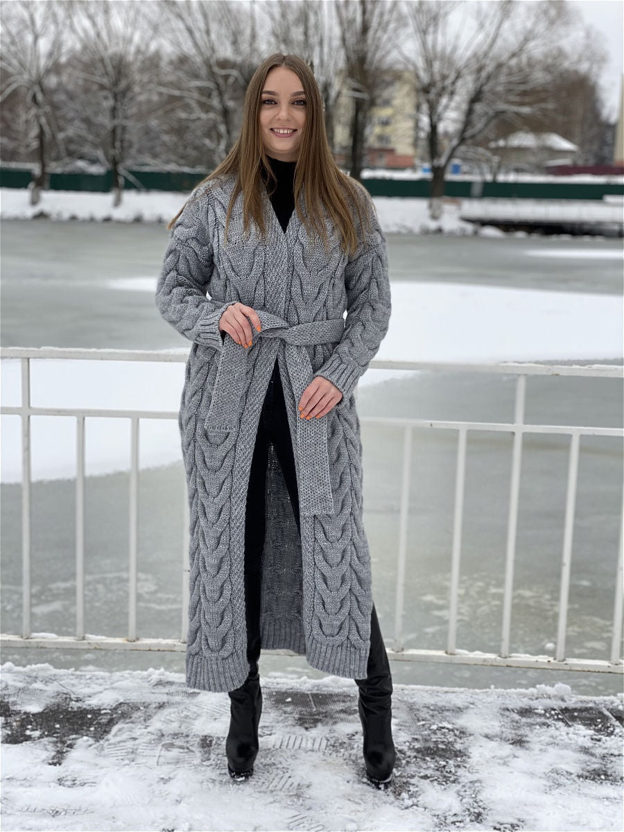 Damer Grovstickat Kappa med markant flätdesign och öppen skärning Mirla-Eva Jonsson