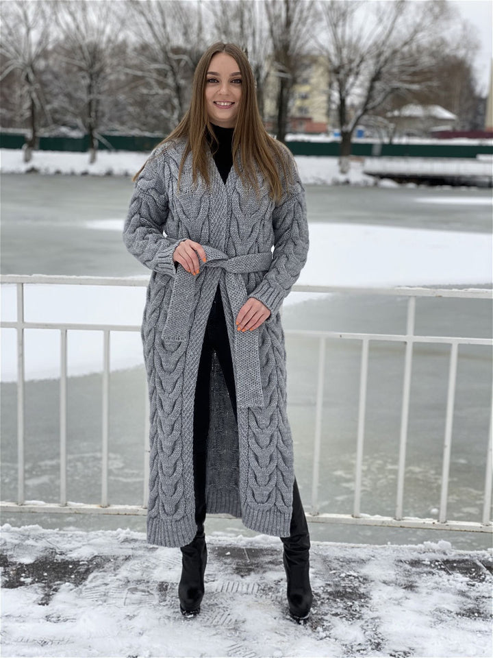 Damer Grovstickat Kappa med markant flätdesign och öppen skärning Mirla-Eva Jonsson