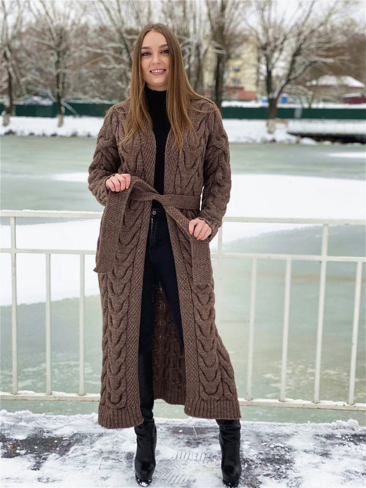 Damer Grovstickat Kappa med markant flätdesign och öppen skärning Mirla-Eva Jonsson