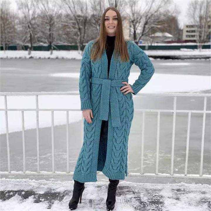 Damer Grovstickat Kappa med markant flätdesign och öppen skärning Mirla-Eva Jonsson