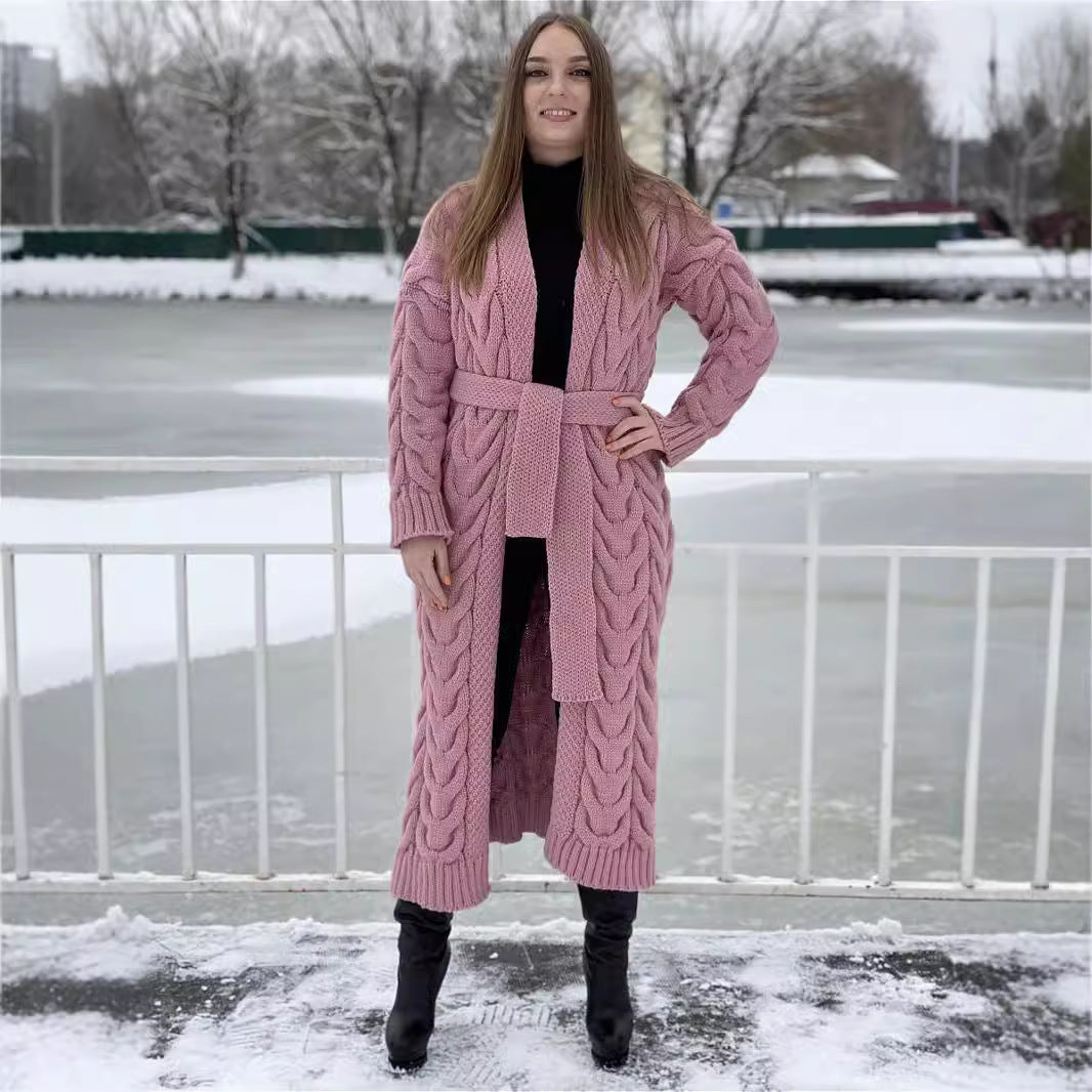 Damer Grovstickat Kappa med markant flätdesign och öppen skärning Mirla-Eva Jonsson