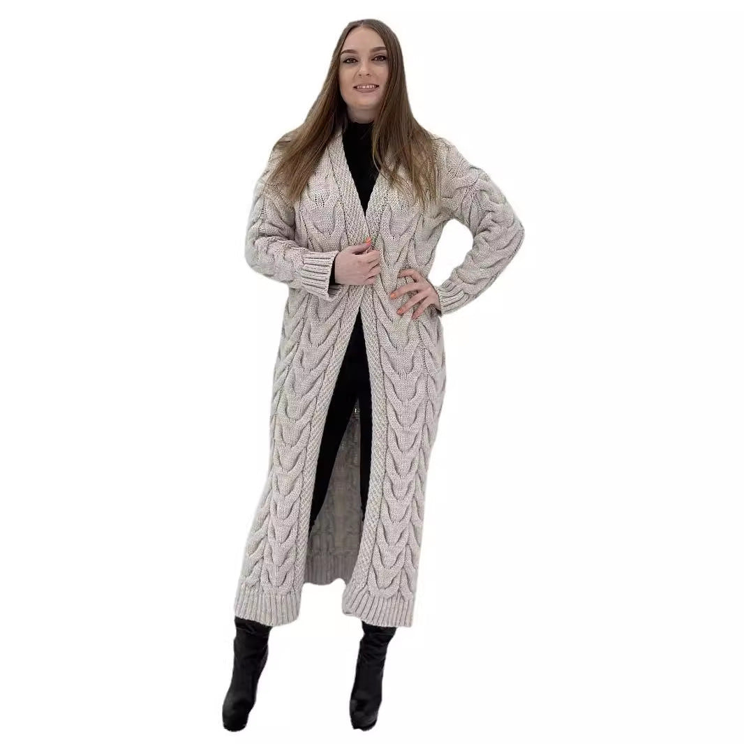 Damer Grovstickat Kappa med markant flätdesign och öppen skärning Mirla-Eva Jonsson