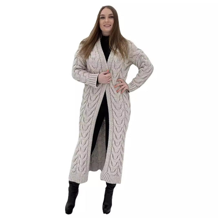 Damer Grovstickat Kappa med markant flätdesign och öppen skärning Mirla-Eva Jonsson