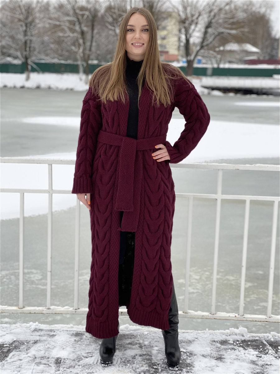 Damer Grovstickat Kappa med markant flätdesign och öppen skärning Mirla-Eva Jonsson