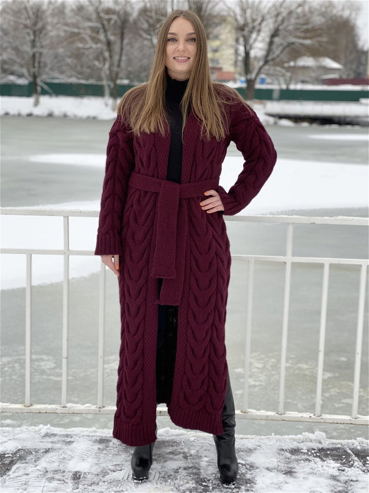 Damer Grovstickat Kappa med markant flätdesign och öppen skärning Mirla-Eva Jonsson