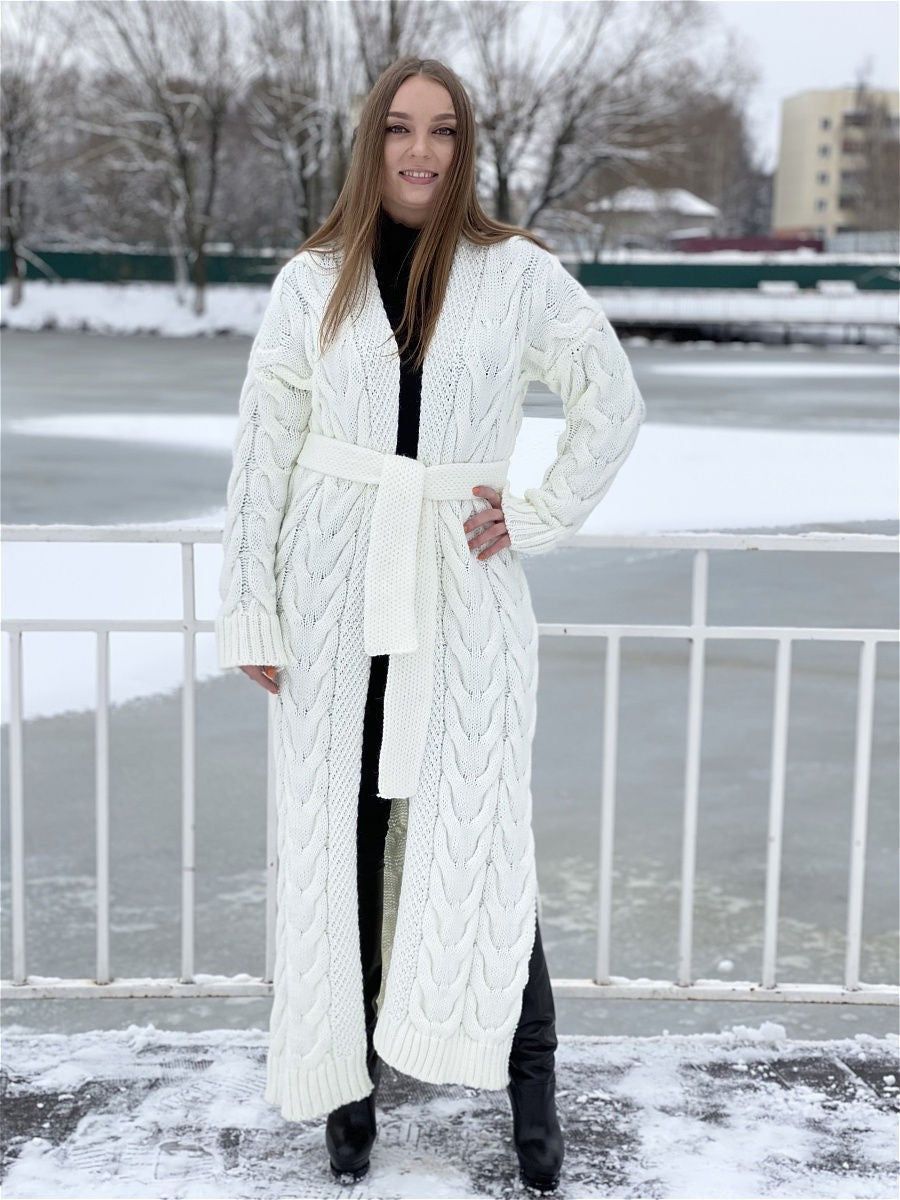Damer Grovstickat Kappa med markant flätdesign och öppen skärning Mirla-Eva Jonsson