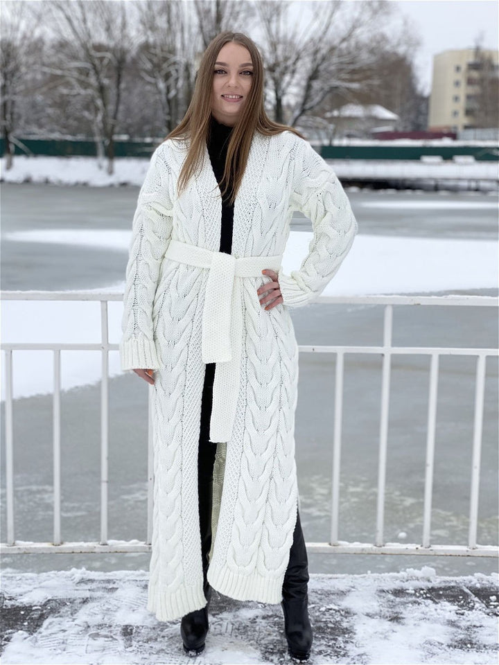 Damer Grovstickat Kappa med markant flätdesign och öppen skärning Mirla-Eva Jonsson