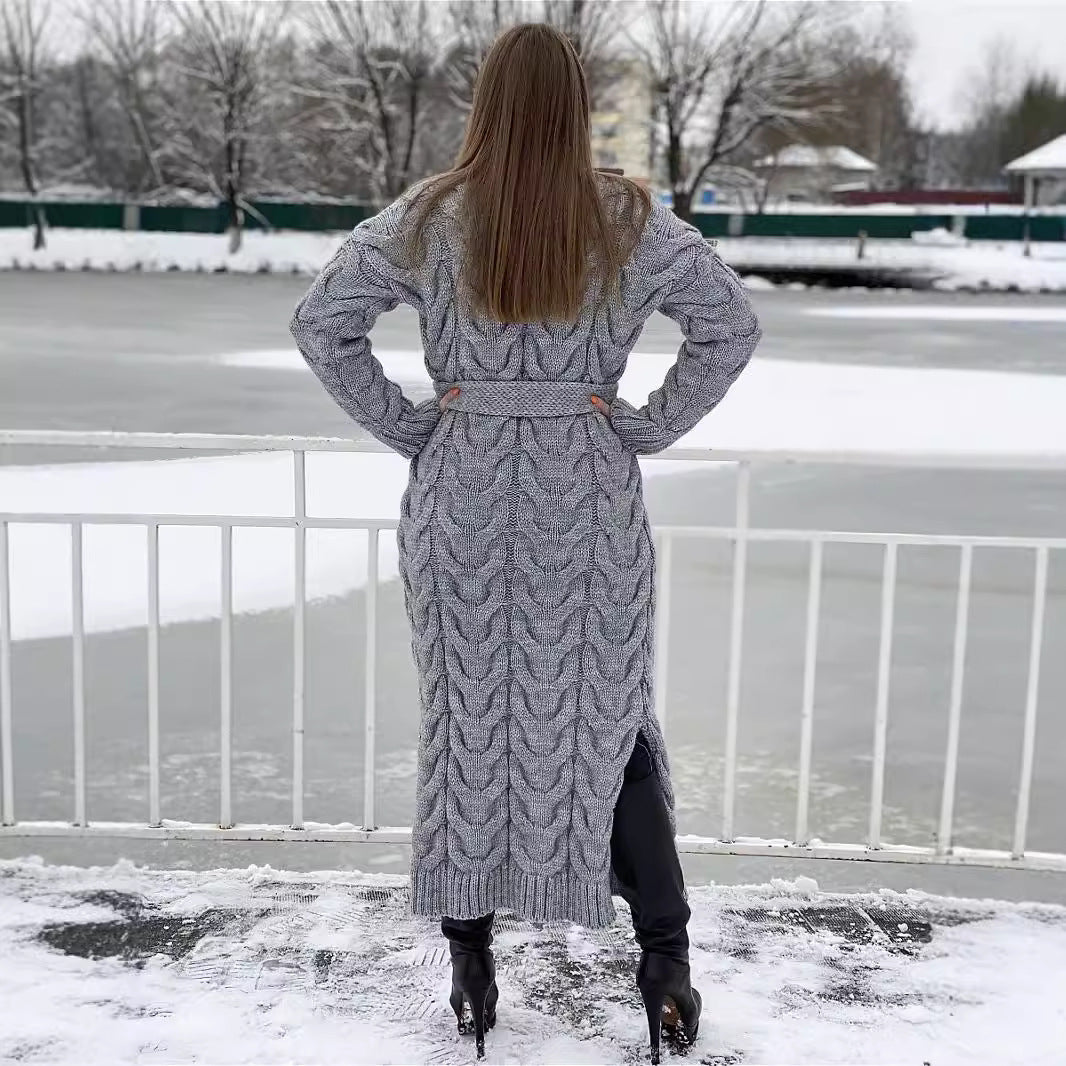 Damer Grovstickat Kappa med markant flätdesign och öppen skärning Mirla-Eva Jonsson