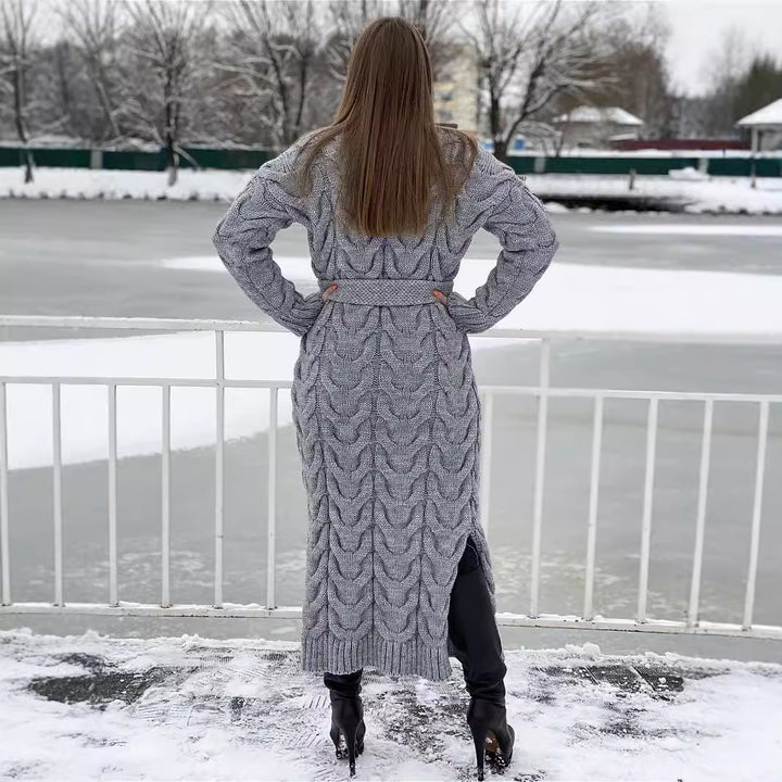 Damer Grovstickat Kappa med markant flätdesign och öppen skärning Mirla-Eva Jonsson