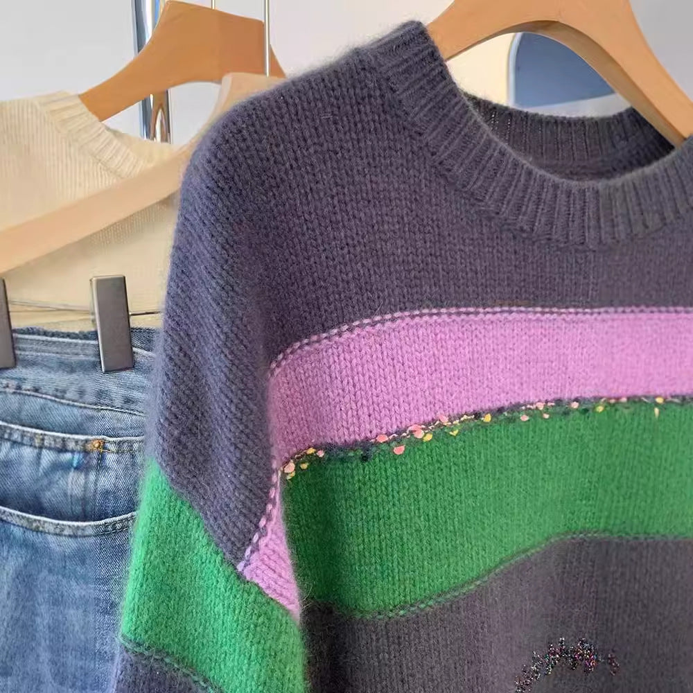 Damer Grovt Stickad Tröja med Färgglada Ränder och Dekorativa Detaljer Mirla-Eva Jonsson