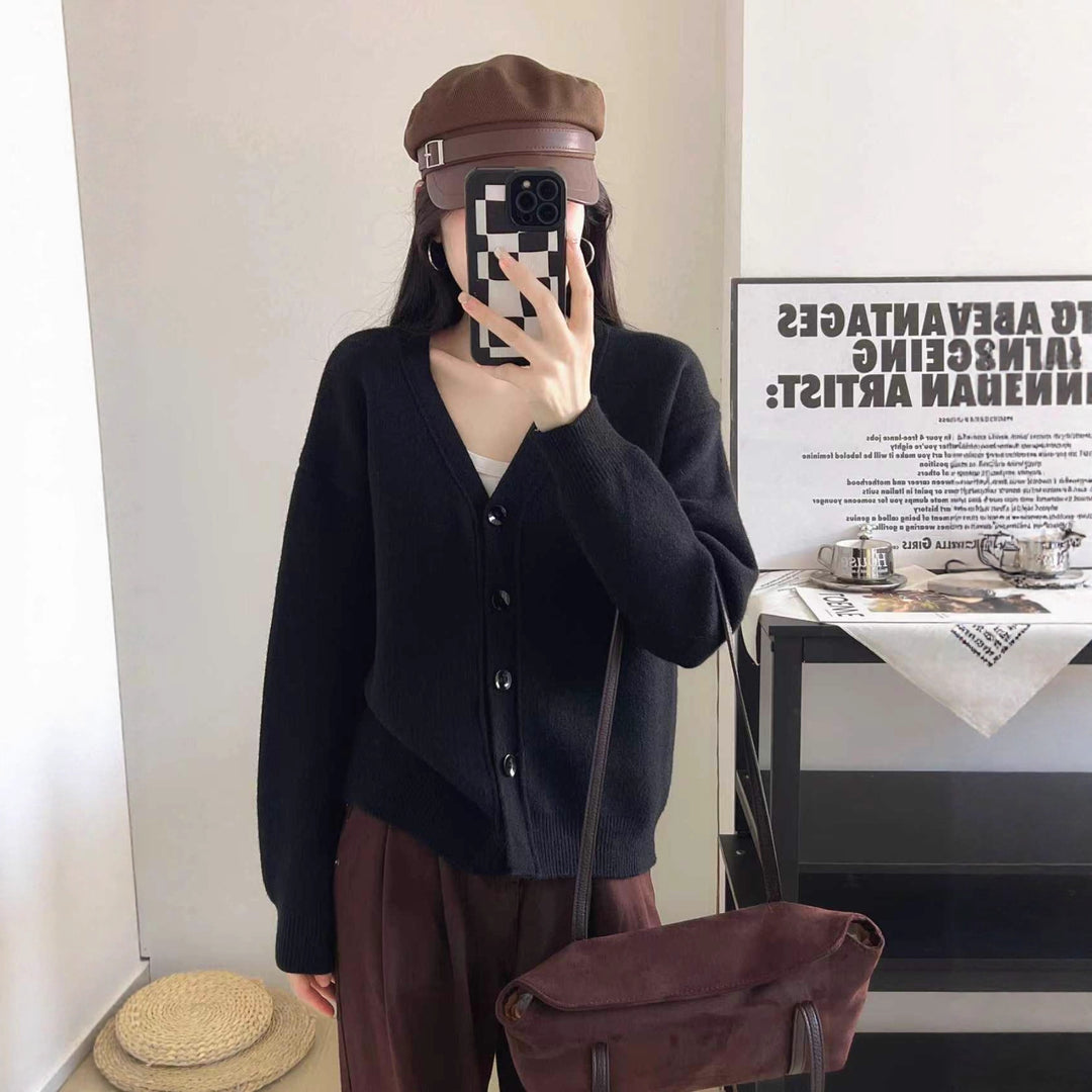 Damer Grovt stickad cardigan med djup V-hals och stora knapppdetaljer Eva Jonsson-Eva Jonsson