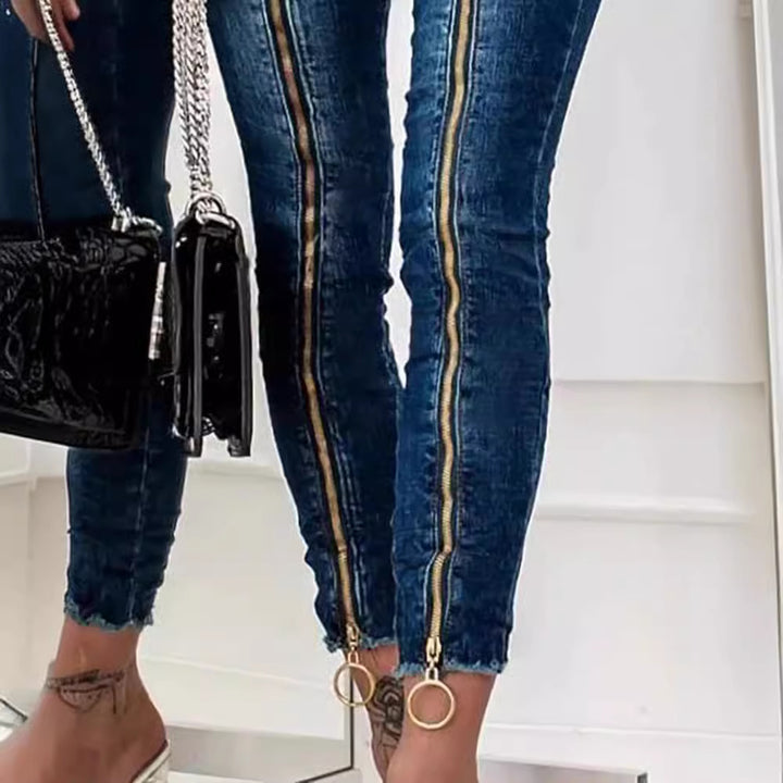 Damer High-Waist Jeans i modern design med sidodragkedja och ringdetaljer Eva Jonsson-Eva Jonsson