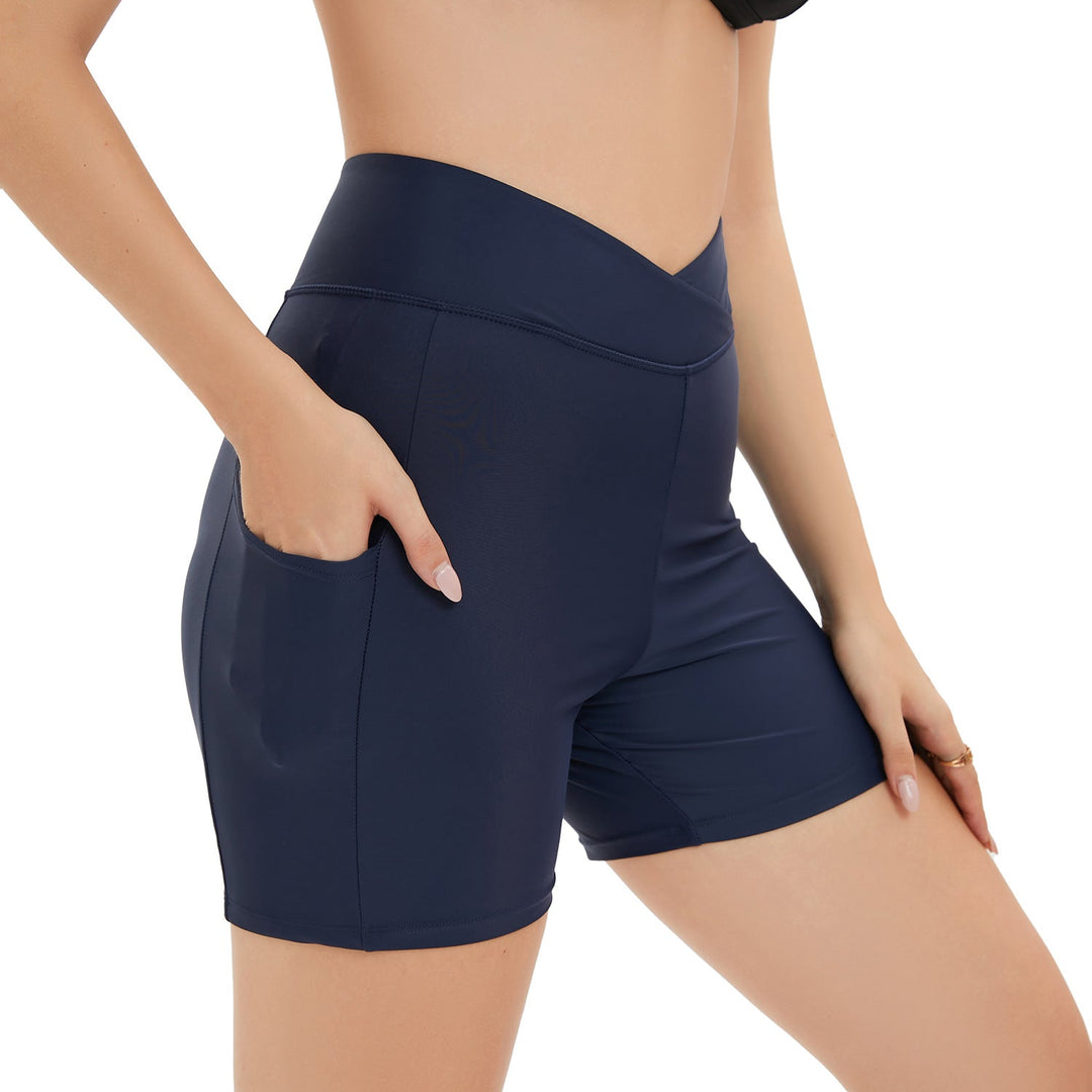 Damer Högmidjade Badshorts med Innovativ Snitt och Figurformande Design Mirla-Eva Jonsson