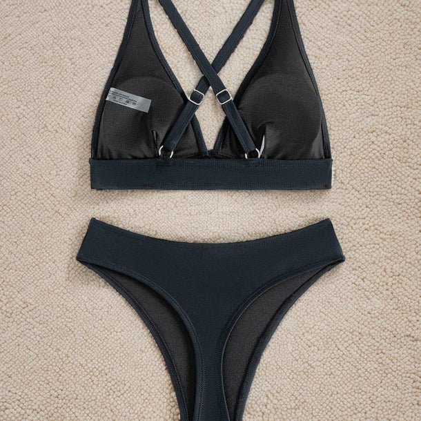 Damer Högt skuren bikini med djup V-ringning och sportig design Mirla-Eva Jonsson