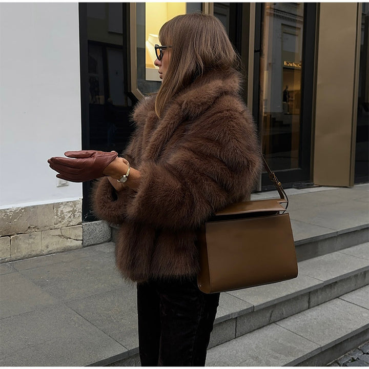 Damer Konstpälsjacka med voluminös passform och elegant design Mirla-Eva Jonsson