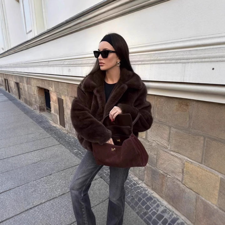Damer Kort Konstpälsjacka med elegant Krage och extra Komfort Mirla-Eva Jonsson