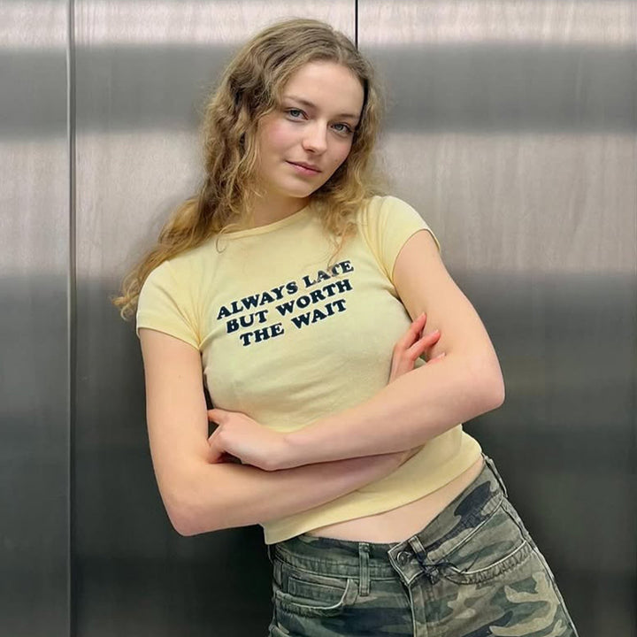 Damer Kort Statement T-shirt med Rundhals U-ringning Mirla-Eva Jonsson