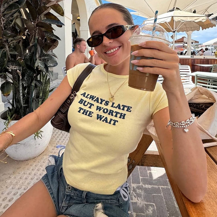 Damer Kort Statement T-shirt med Rundhals U-ringning Mirla-Eva Jonsson