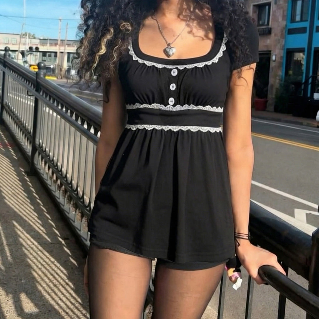 Damer Kortärmad Nattklänning med romantiska spetsdetaljer och knappslå Mirla-Eva Jonsson
