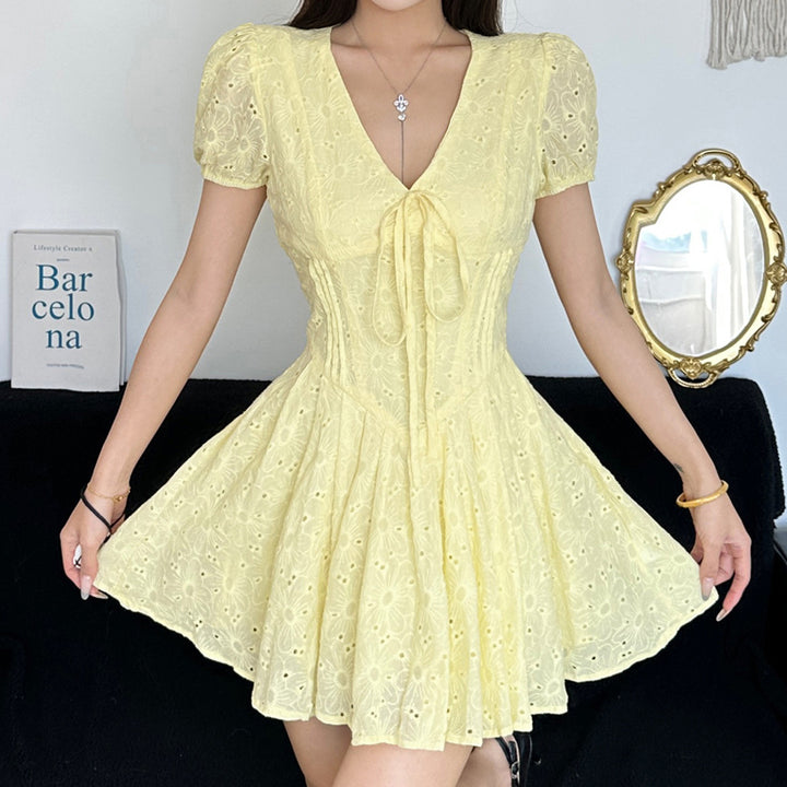 Damer Kortärmad Sommardress med eleganta Volangdetaljer och Bindband Mirla-Eva Jonsson