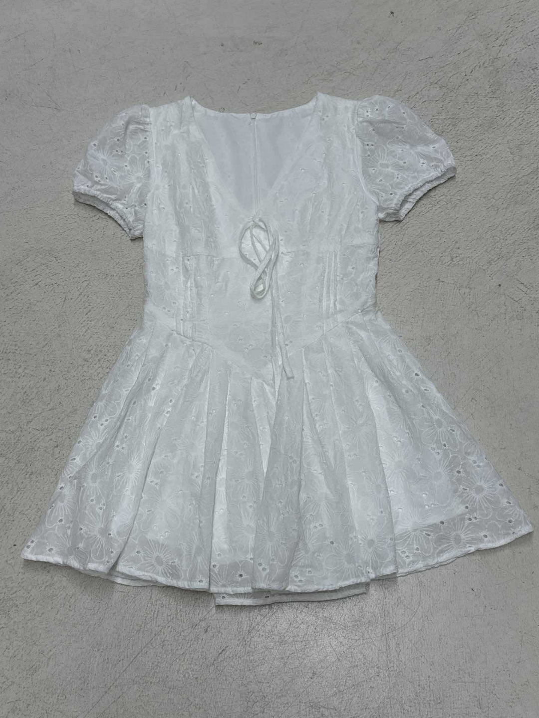 Damer Kortärmad Sommardress med eleganta Volangdetaljer och Bindband Mirla-Eva Jonsson
