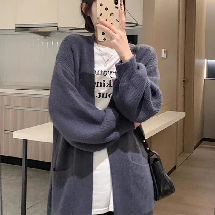 Damer Lång Stickad Cardigan med Praktiska Fickor och Elegant Silhuett Mirla-Eva Jonsson