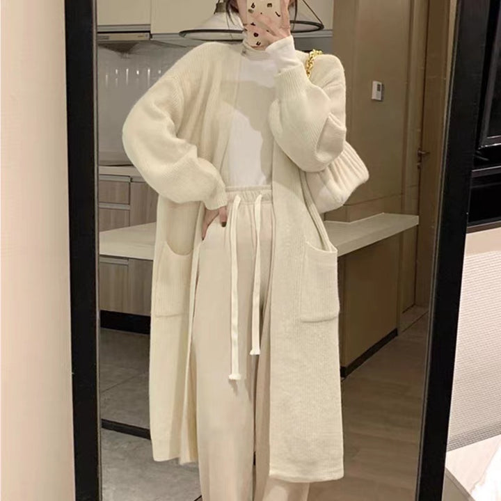 Damer Lång Stickad Cardigan med Praktiska Fickor och Elegant Silhuett Mirla-Eva Jonsson