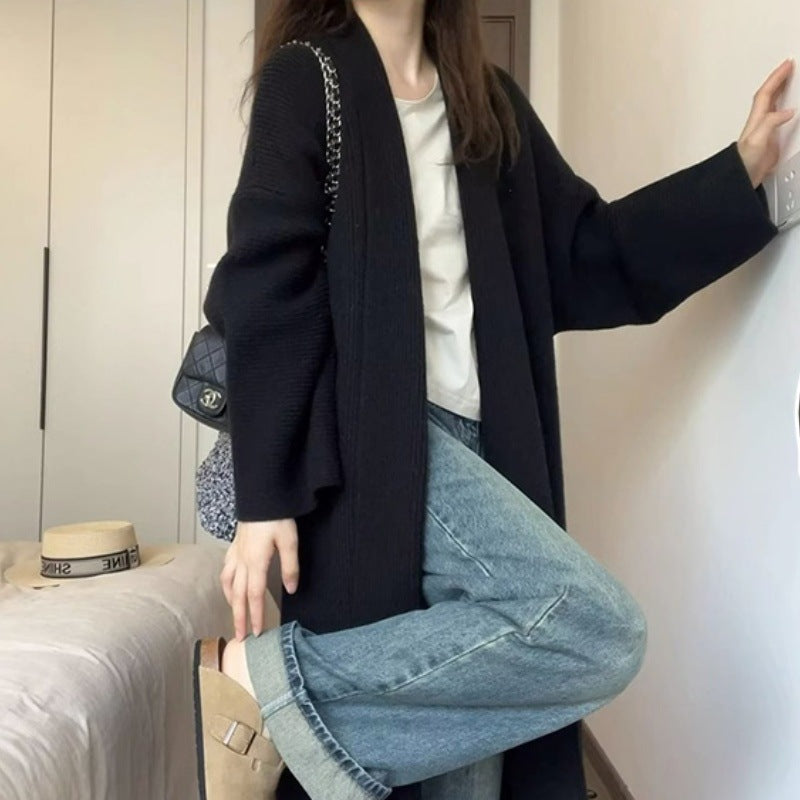 Damer Lång Stickad Kappa med Breda Ärmar och Mjuk Textur Mirla-Eva Jonsson