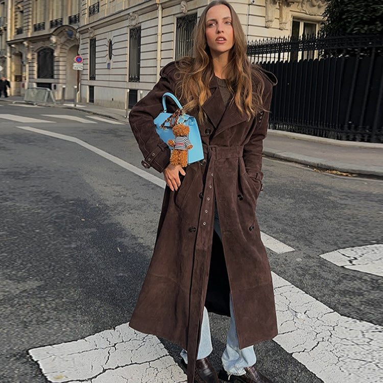 Damer Lång Trenchcoat i mjukt mockaimitation med moderiktiga detaljer Eva Jonsson-Eva Jonsson