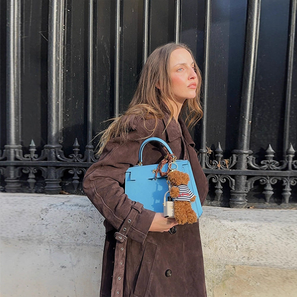 Damer Lång Trenchcoat i mjukt mockaimitation med moderiktiga detaljer Eva Jonsson-Eva Jonsson
