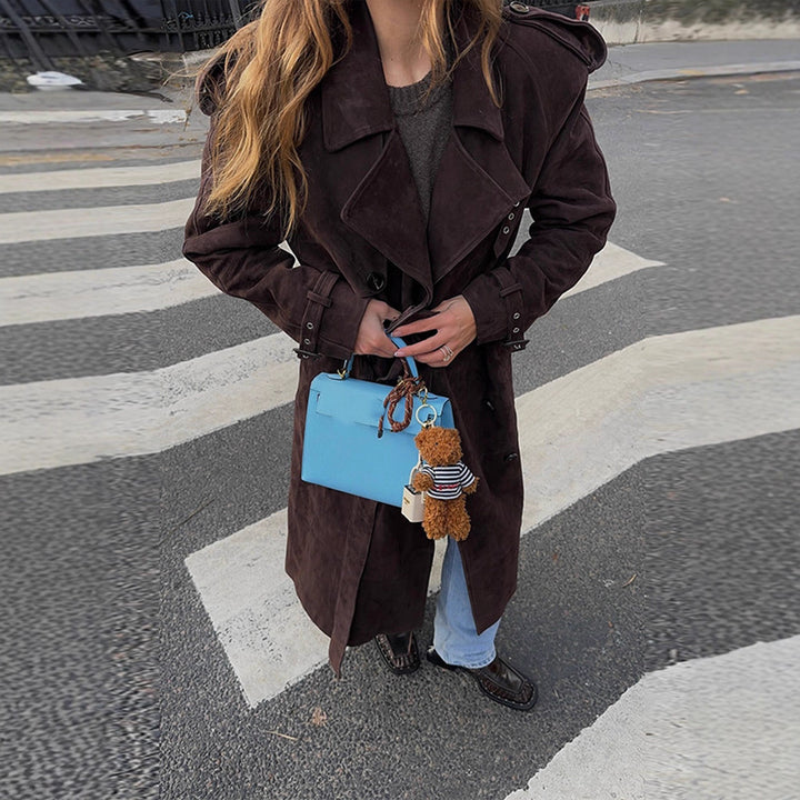 Damer Lång Trenchcoat i mjukt mockaimitation med moderiktiga detaljer Eva Jonsson-Eva Jonsson