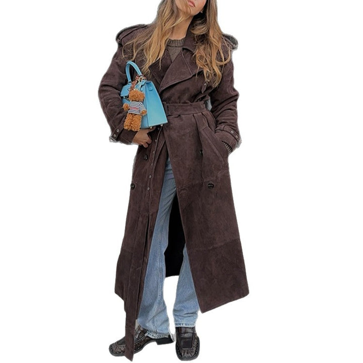 Damer Lång Trenchcoat i mjukt mockaimitation med moderiktiga detaljer Eva Jonsson-Eva Jonsson