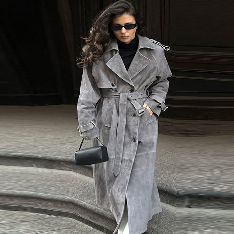 Damer Lång Trenchcoat i mjukt mockaimitation med moderiktiga detaljer Eva Jonsson-Eva Jonsson