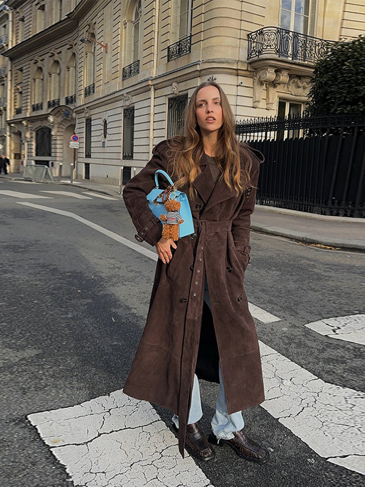 Damer Lång Trenchcoat i mjukt mockaimitation med moderiktiga detaljer Eva Jonsson-Eva Jonsson