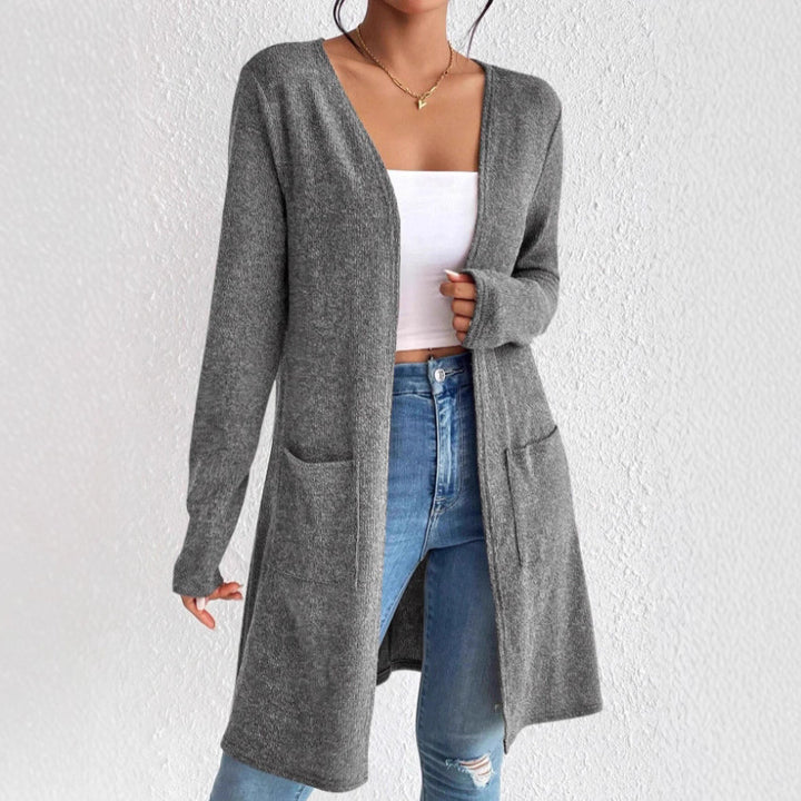 Damer Lång stickad cardigan med praktiska fickor Mirla-Eva Jonsson