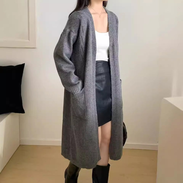 Damer Lång stickad cardigan med praktiska fickor och avslappnad passform Mirla-Eva Jonsson