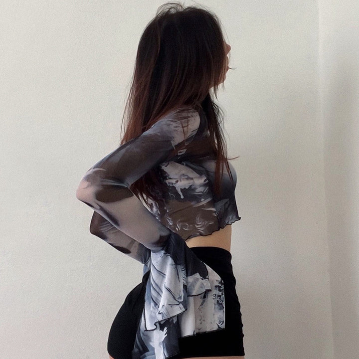 Damer Långärmad Crop-Top med kreativa grafiska tryckdetaljer och utsvängda ärmar Mirla-Eva Jonsson