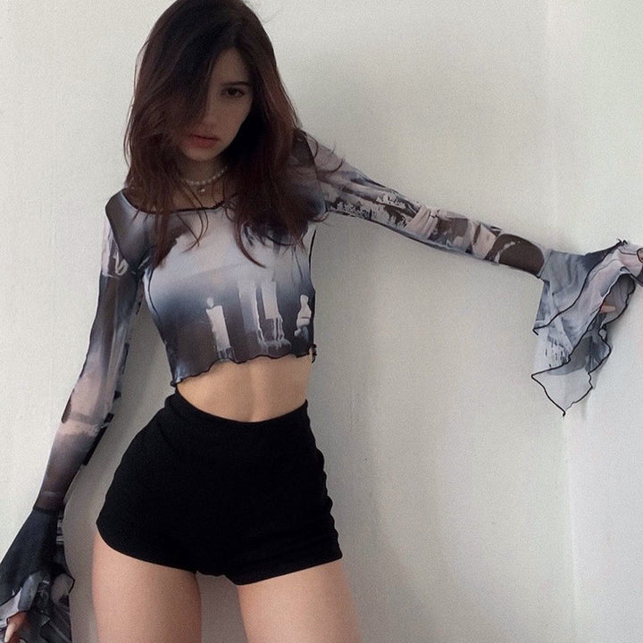 Damer Långärmad Crop-Top med kreativa grafiska tryckdetaljer och utsvängda ärmar Mirla-Eva Jonsson