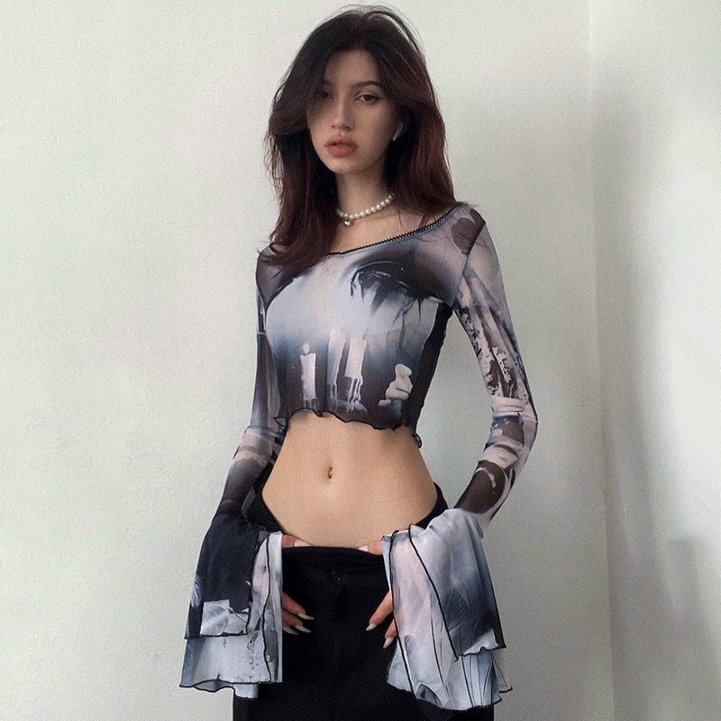 Damer Långärmad Crop-Top med kreativa grafiska tryckdetaljer och utsvängda ärmar Mirla-Eva Jonsson