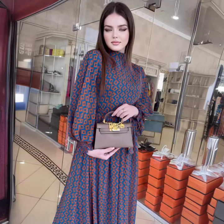 Damer Långärmad Maxiklänning med Ryschdetaljer och Elegant Midjeband Mirla-Eva Jonsson